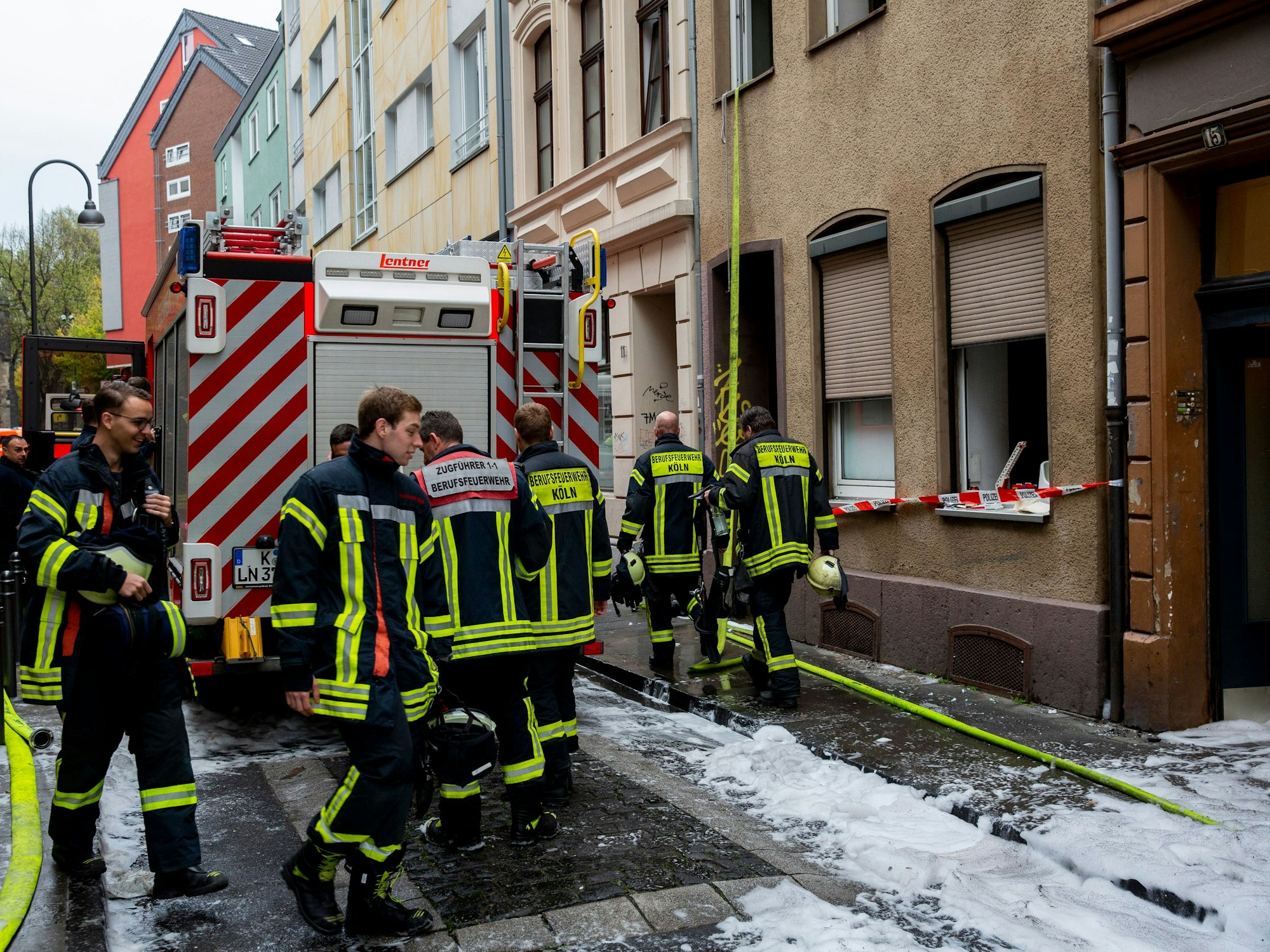 Einsatzkräfte der Feuerwehr am Brandort „An St. Magdalenen in Köln“ (Archivfoto)