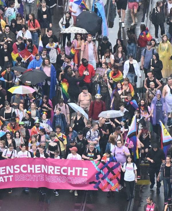Am 27. Juli 2024 ziehen Menschen beim CSD durch Berlin.