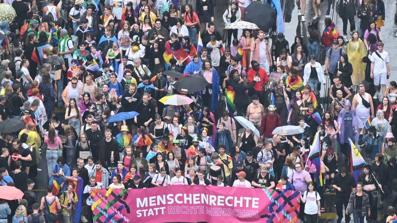 Am 27. Juli 2024 ziehen Menschen beim CSD durch Berlin.