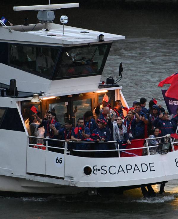 Das Team von Samoa auf einem Boot bei der Olympia-Eröffnungsfeier.