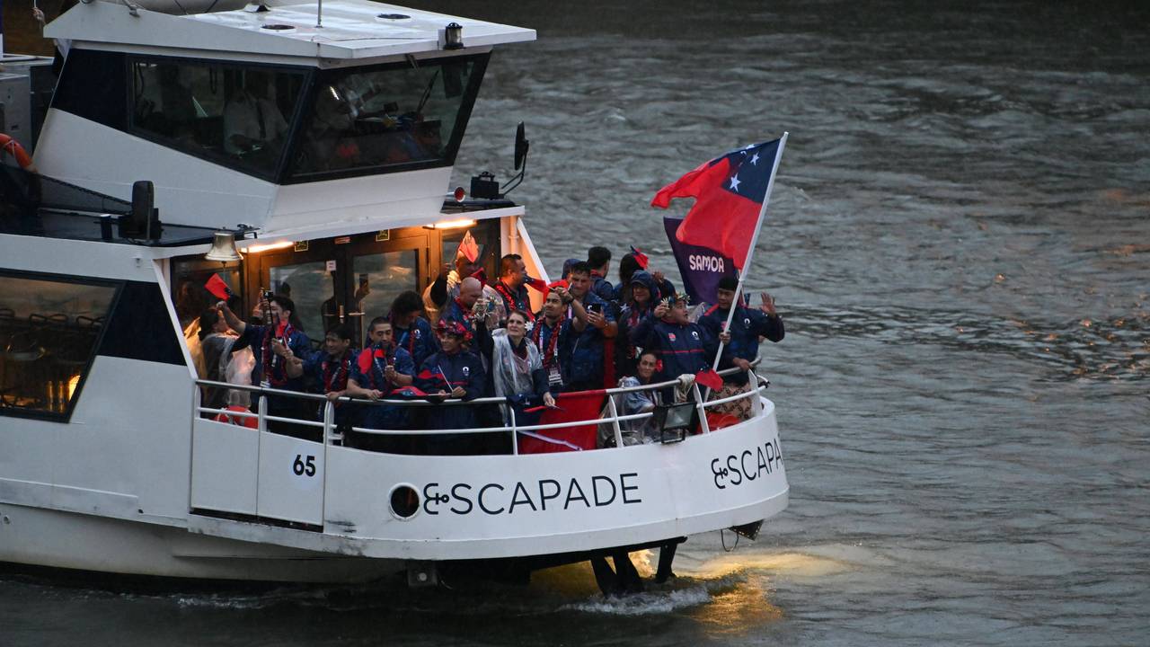 Das Team von Samoa auf einem Boot bei der Olympia-Eröffnungsfeier.