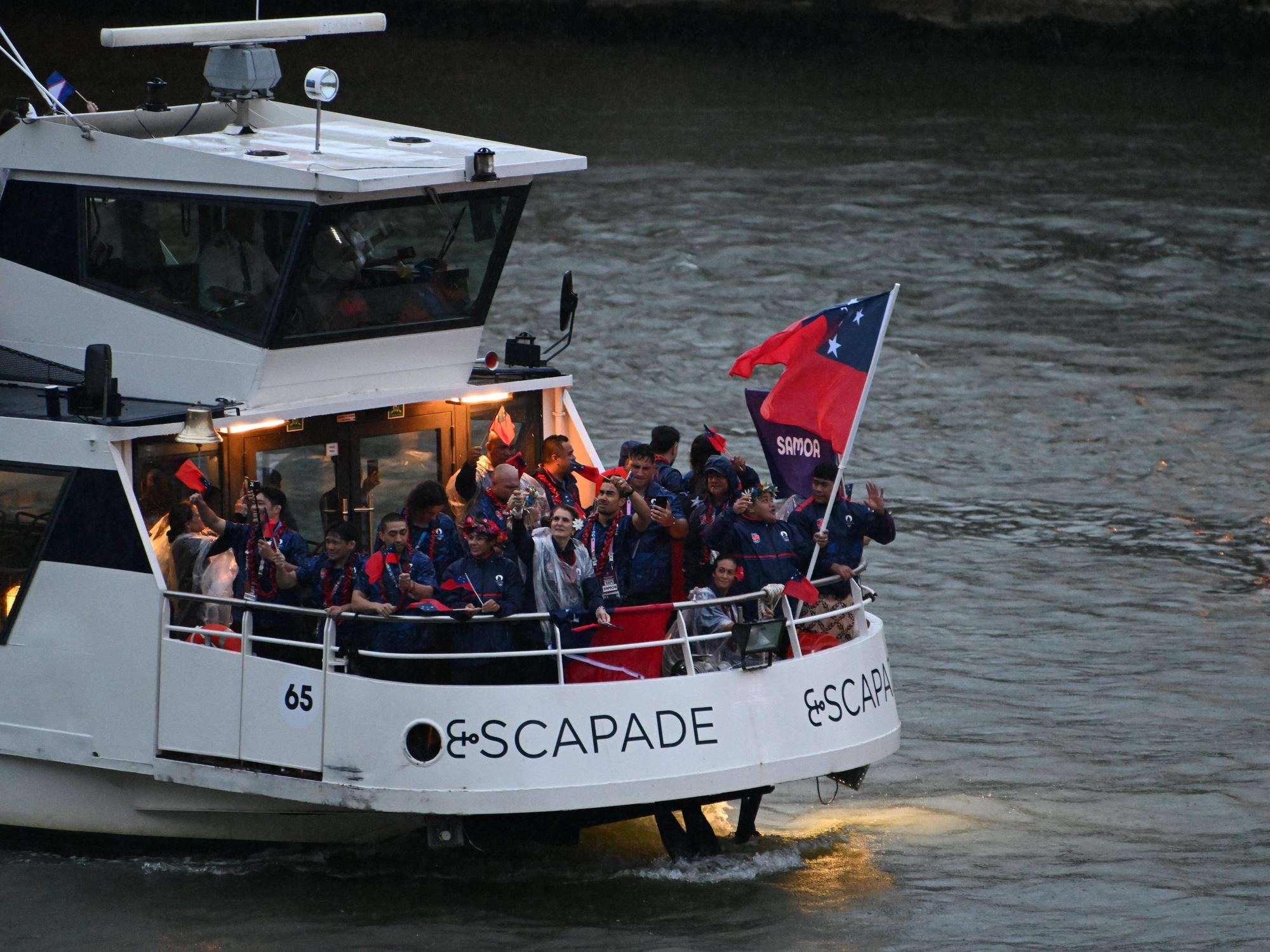 Das Team von Samoa auf einem Boot bei der Olympia-Eröffnungsfeier.