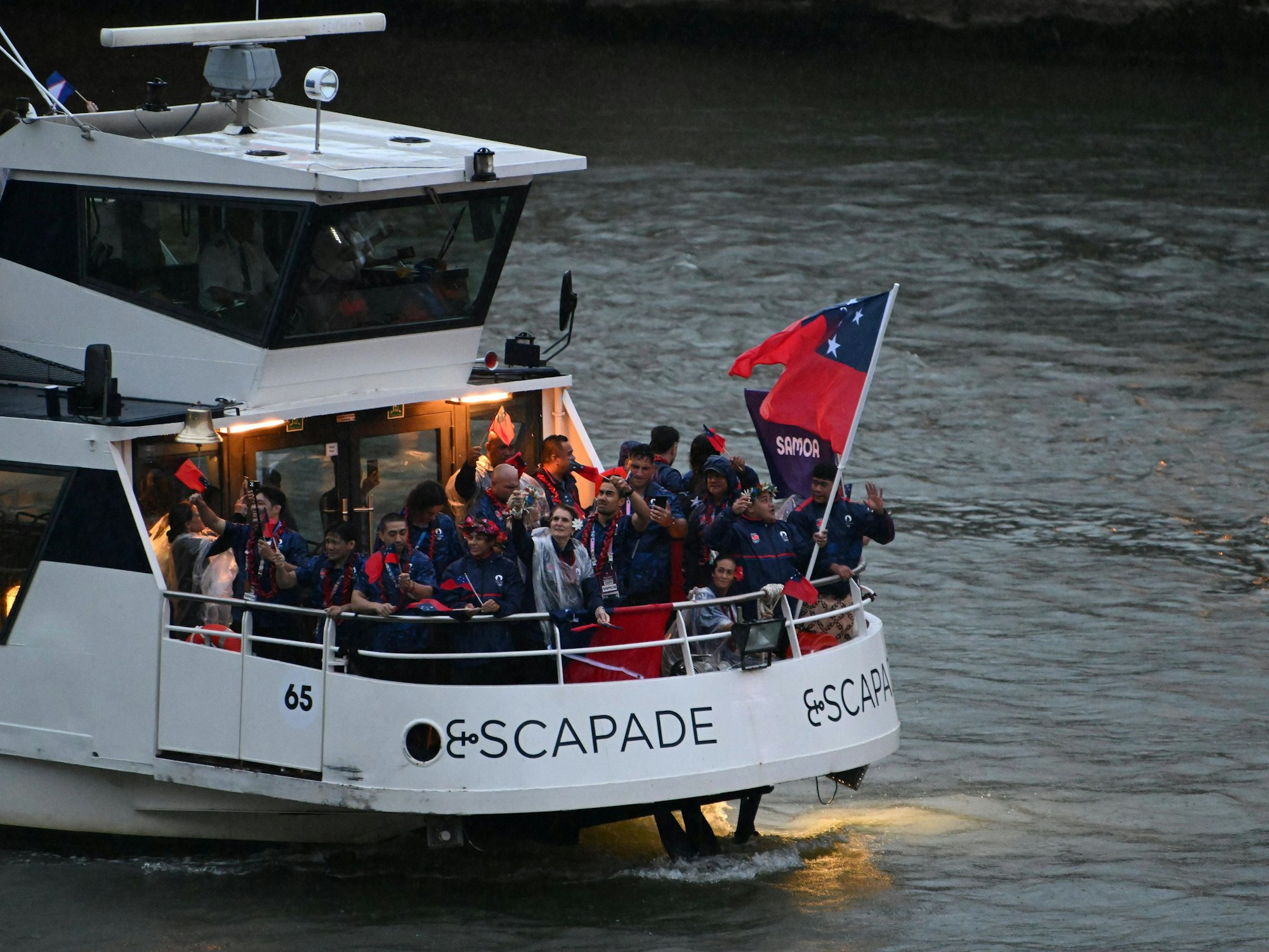 Das Team von Samoa auf einem Boot bei der Olympia-Eröffnungsfeier.