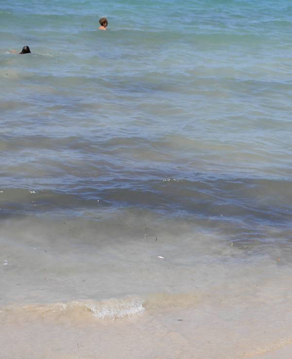 Vier Frauen am 24. Juli 2024 am Strand von Arenal.