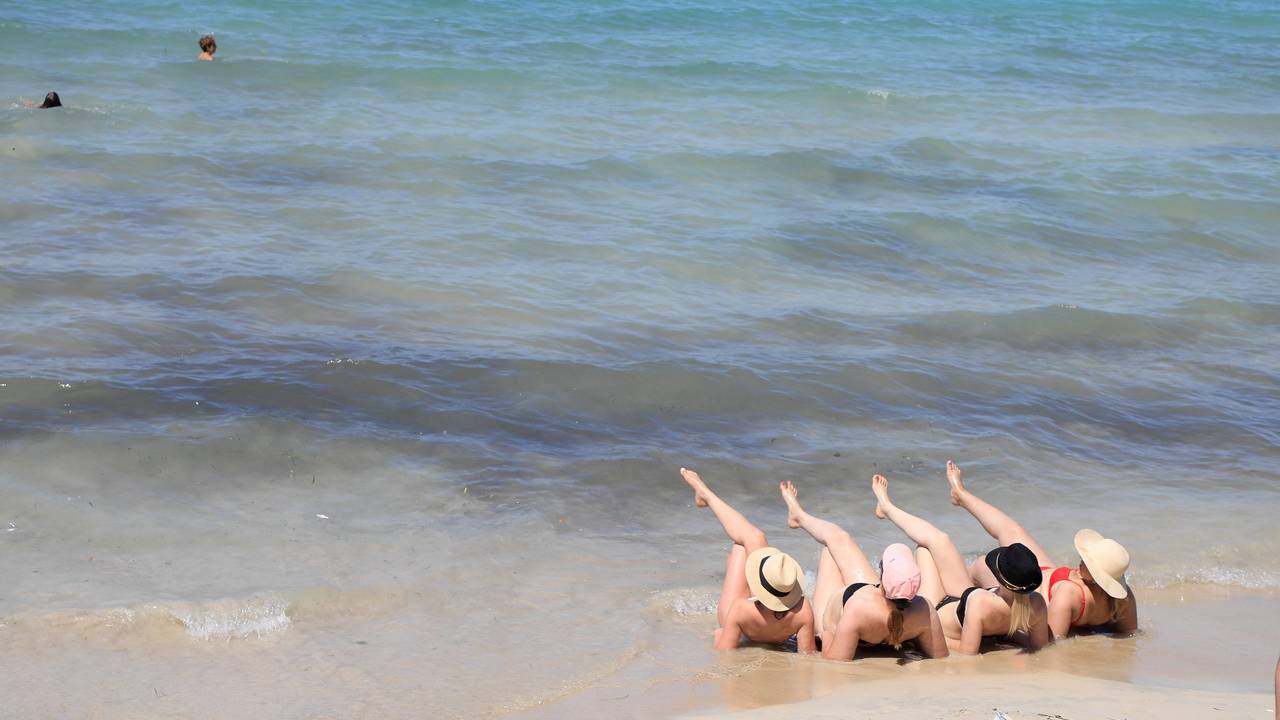Vier Frauen am 24. Juli 2024 am Strand von Arenal.