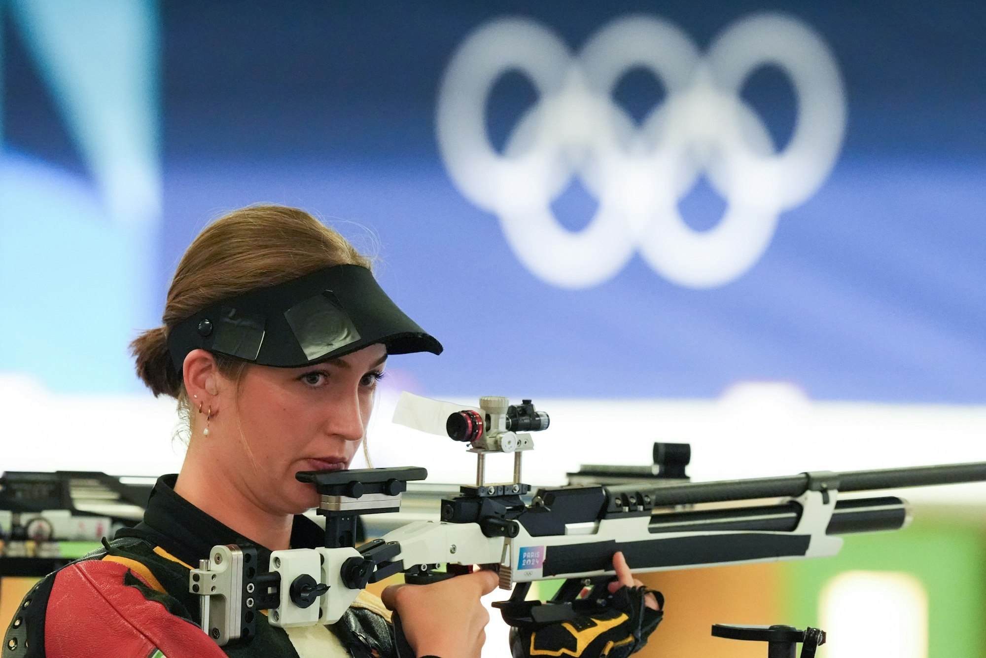 Anna Janßen am Gewehr.