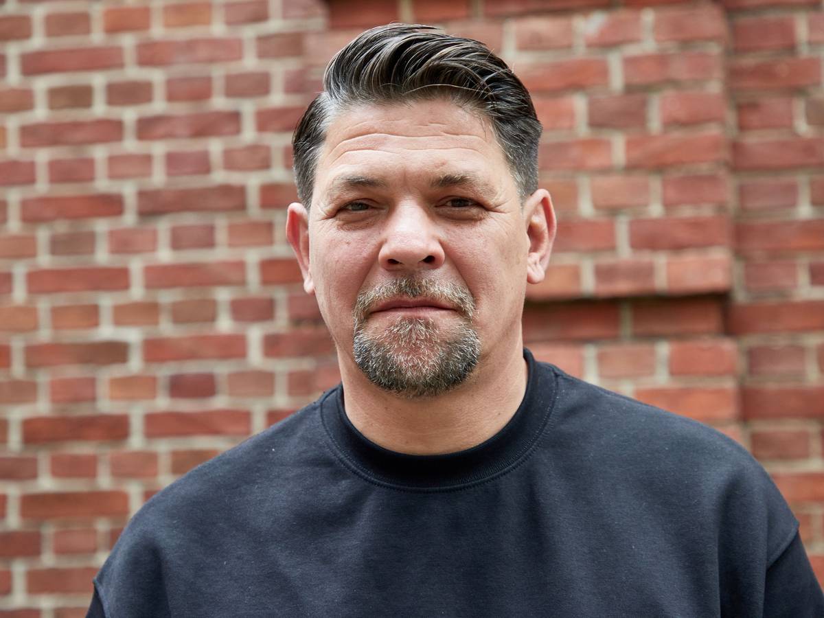 Tim Mälzer, Koch und Autor, steht im September 2023 vor dem Restaurant „Bullerei“ anlässlich eines Interviews zu seinem neuen Buch und zur Situation der Kneipen in Hamburg.