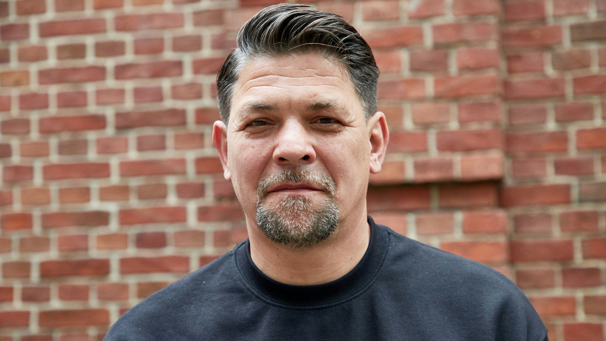 Tim Mälzer, Koch und Autor, steht im September 2023 vor dem Restaurant „Bullerei“ anlässlich eines Interviews zu seinem neuen Buch und zur Situation der Kneipen in Hamburg.