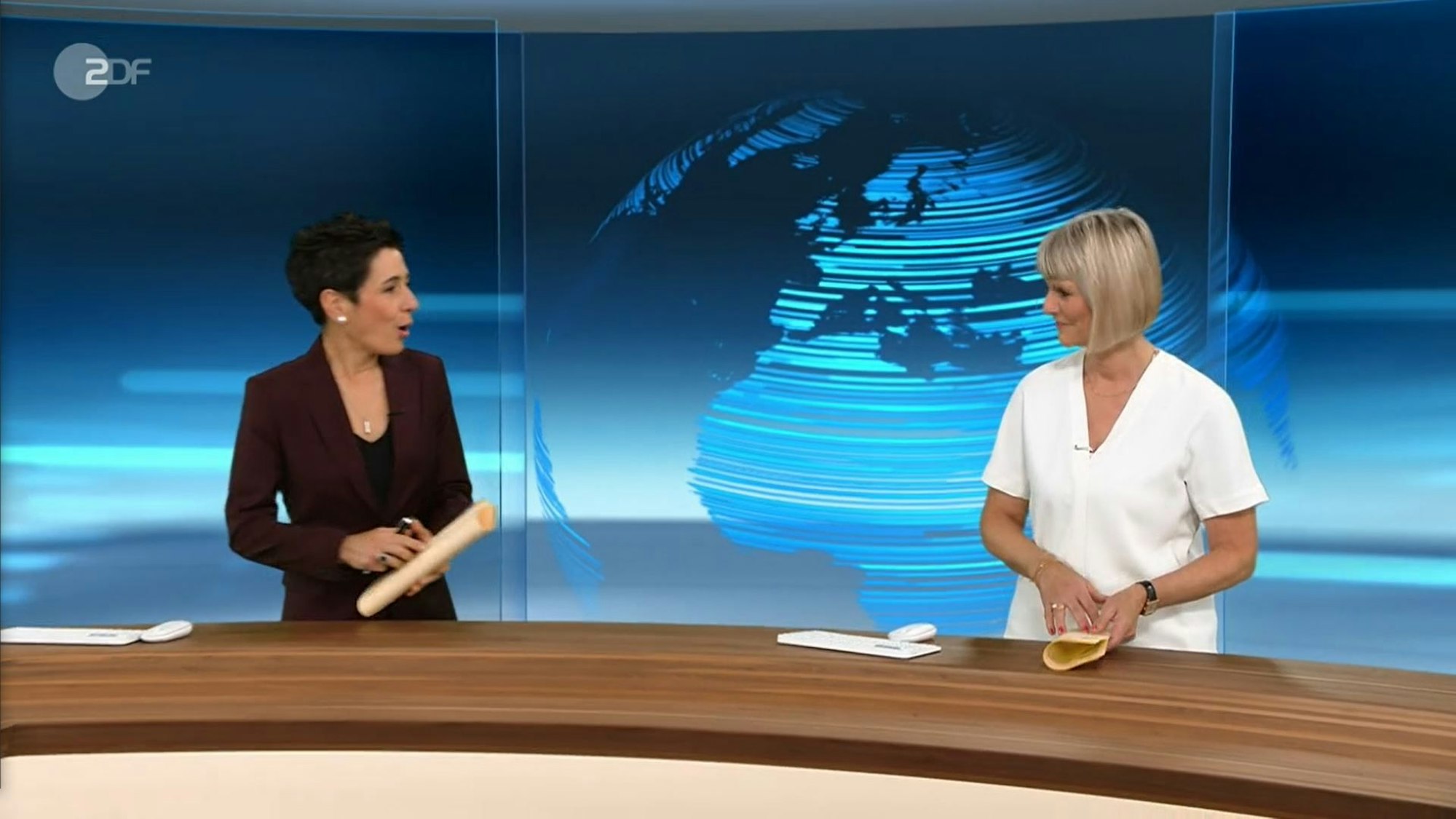 Dunja Hayali und Gundula Gause am Sonntag (28. Juli 2024) im „Heute Journal“ im ZDF.