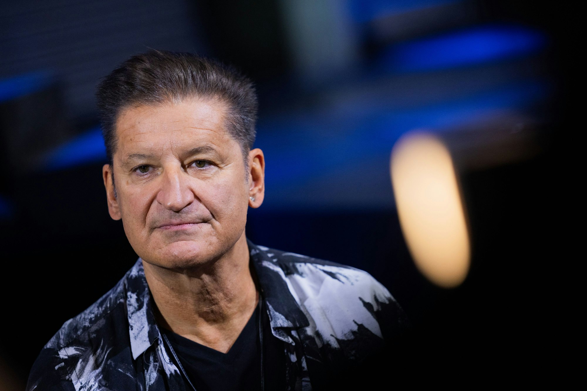 Hartmut Engler, Sänger der Band Pur, spricht bei einer Pressevorführung des Pur-Musicals ‚Abenteuerland‘ im Capitol Theater.