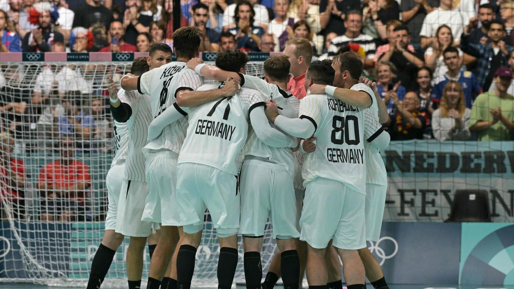Deutsche Handballer feiern im Kreis nach Olympia-Auftaktsieg gegen Schweden