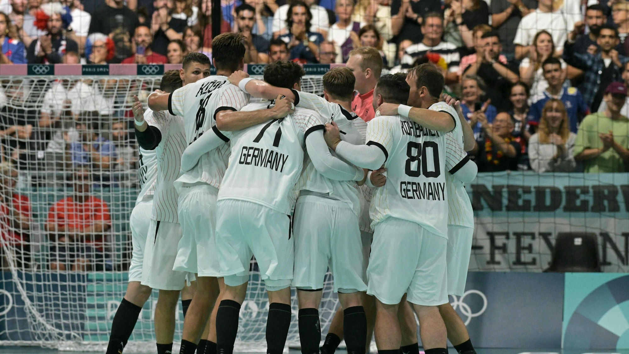 Deutsche Handballer feiern im Kreis nach Olympia-Auftaktsieg gegen Schweden