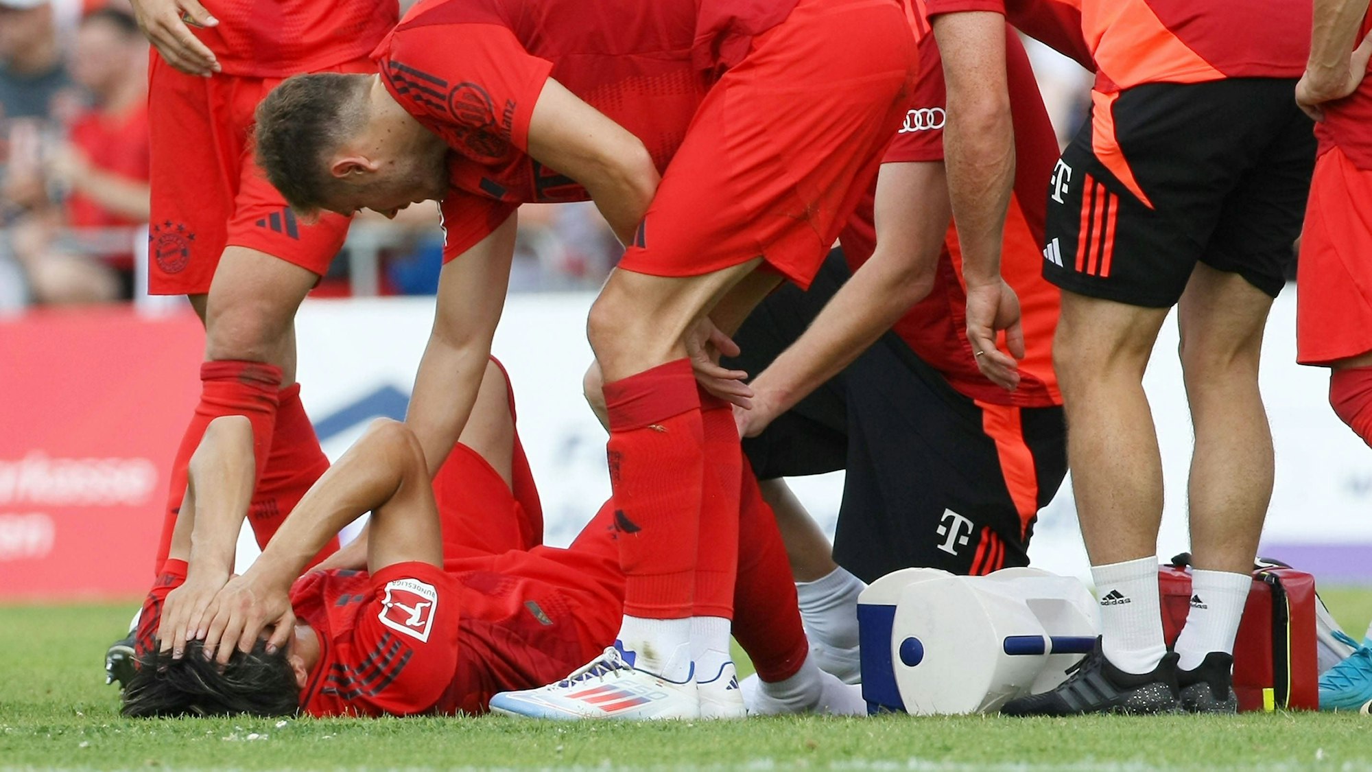 Hiroki Ito hält sich die Hände vors Gesicht. Er musste im Test des FC Bayern gegen Düren früh ausgewechselt werden.