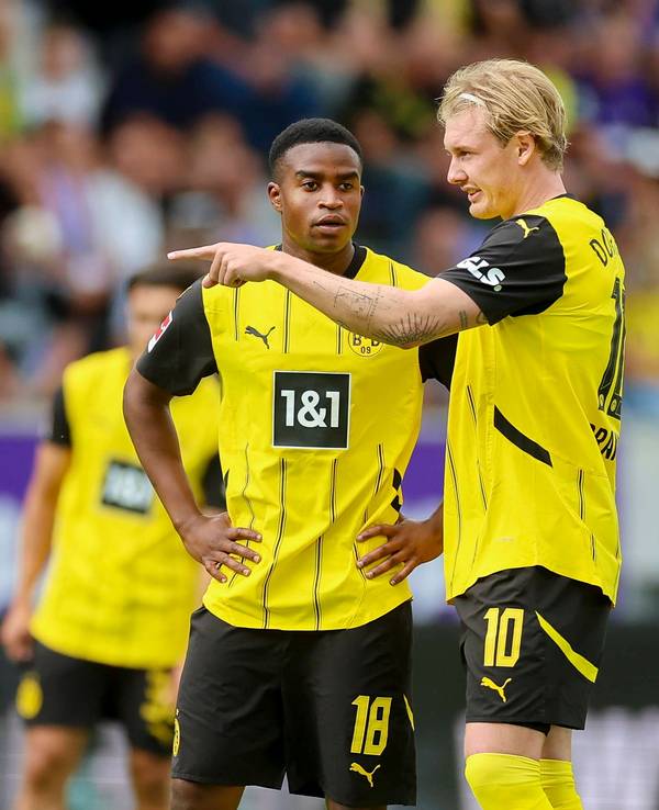 Youssoufa Moukoko Borussia Dortmund und Julian Brandt Borussia Dortmund unterhalten sich während des Freundschaftsspiels gegen Erzgebirge Aue.
