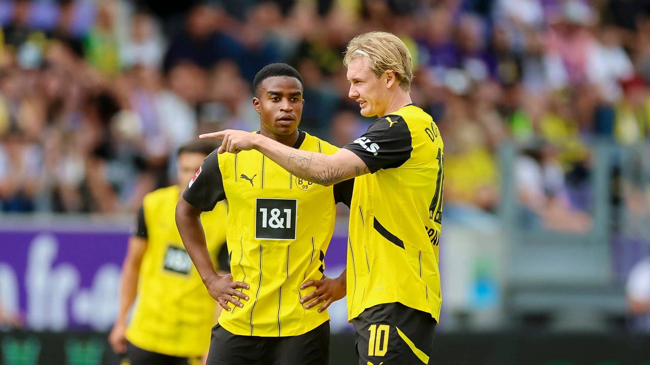 Youssoufa Moukoko Borussia Dortmund und Julian Brandt Borussia Dortmund unterhalten sich während des Freundschaftsspiels gegen Erzgebirge Aue.
