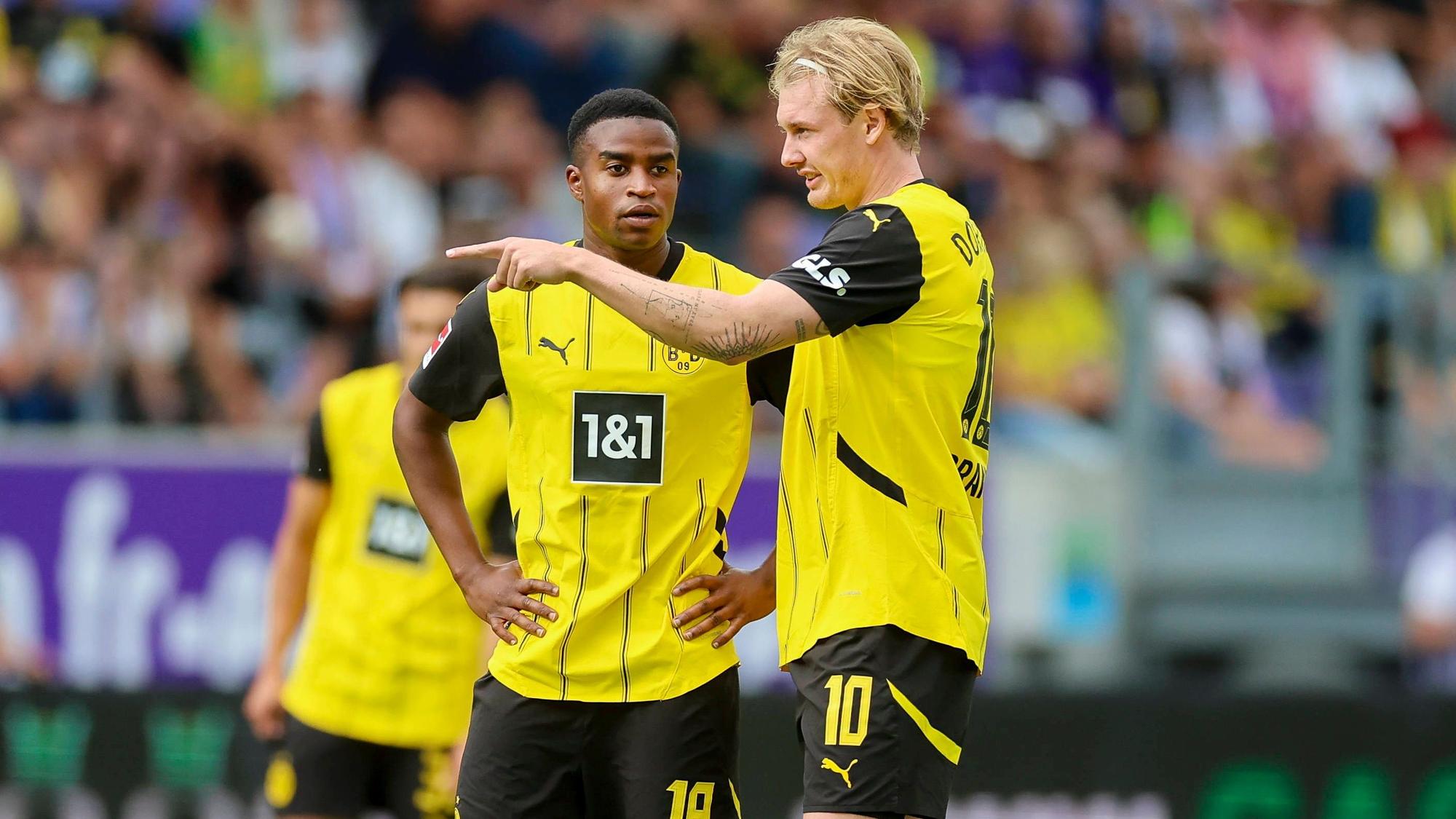 Youssoufa Moukoko Borussia Dortmund und Julian Brandt Borussia Dortmund unterhalten sich während des Freundschaftsspiels gegen Erzgebirge Aue.