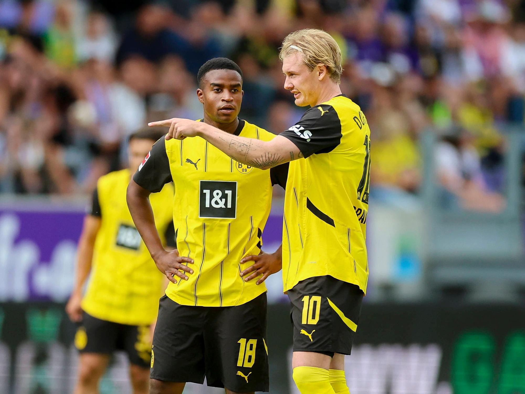 Youssoufa Moukoko und sein Teamkollege Julian Brandt bei einem Testspiel gegen Erzgebirge Aue.