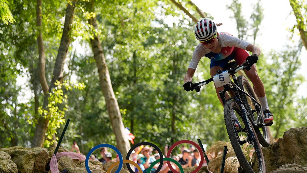 Loana Lecomte fährt auf dem Mountainbike durchs Gelände.