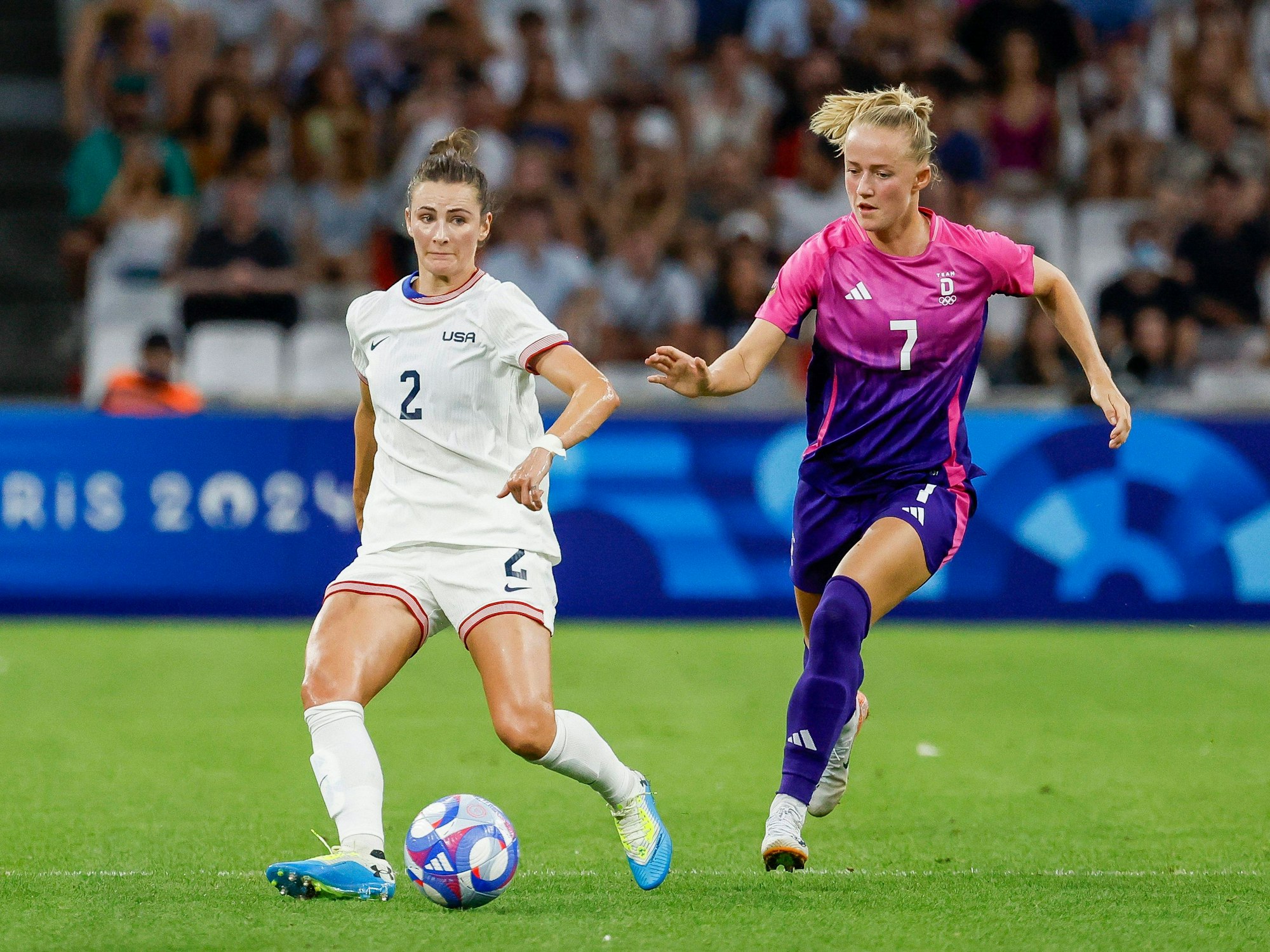 Lea Schüller und Emily Fox im Duell.