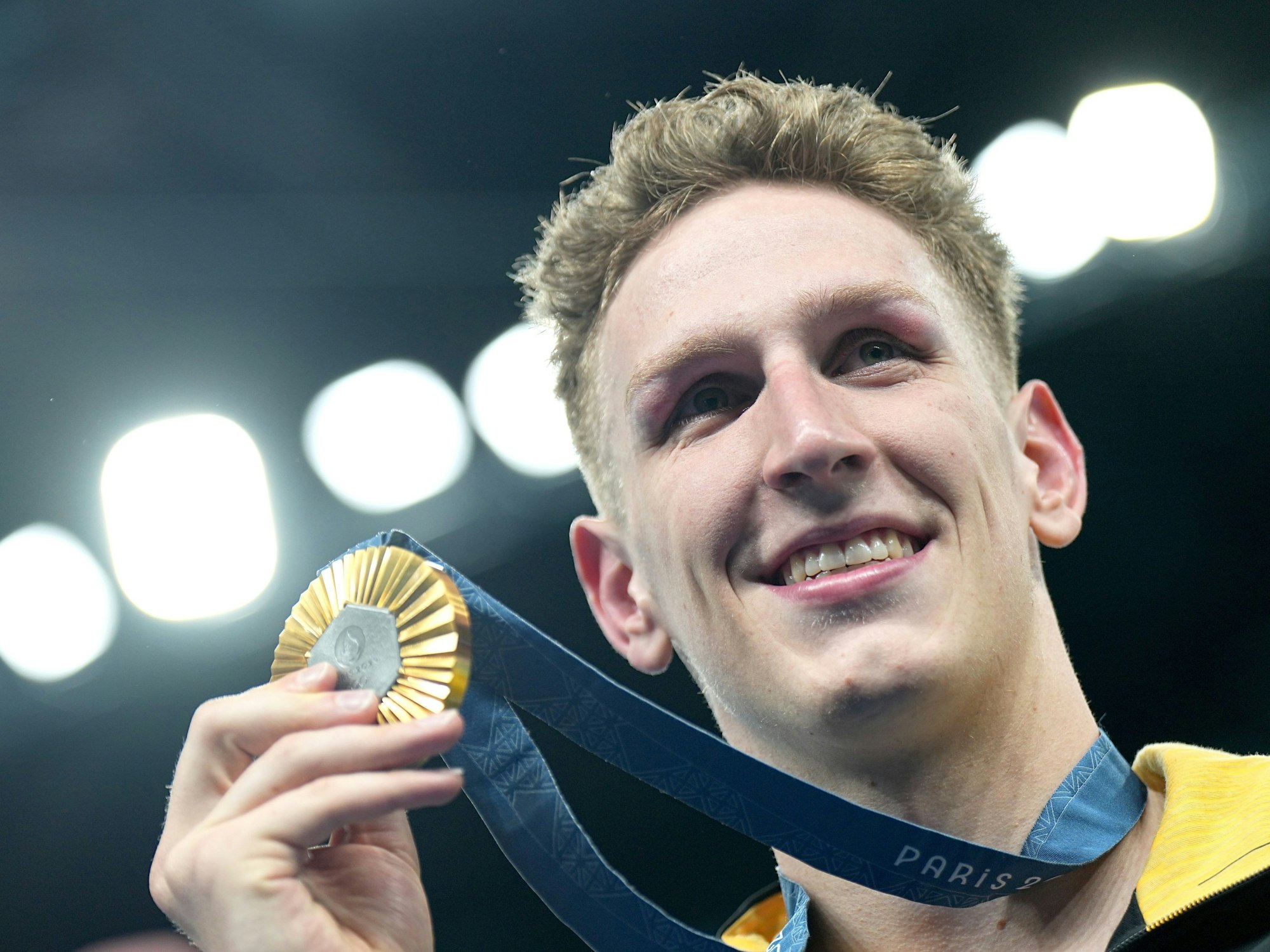 Lukas Märtens aus Deutschland zeigt seine Goldmedaille.