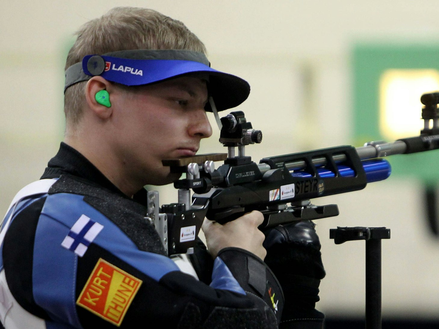 Aleksi Leppä mit dem Gewehr in der Hand.