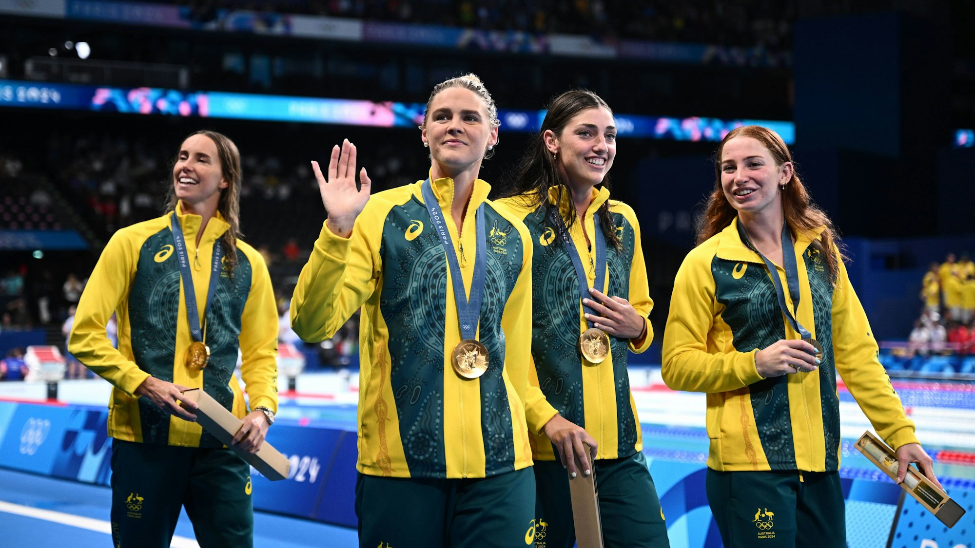 Emma McKeon, Shayna Jack, Meg Harris und Mollie O'Callaghan nach ihrem Sieg über die 4x100-m-Freistilstaffel.