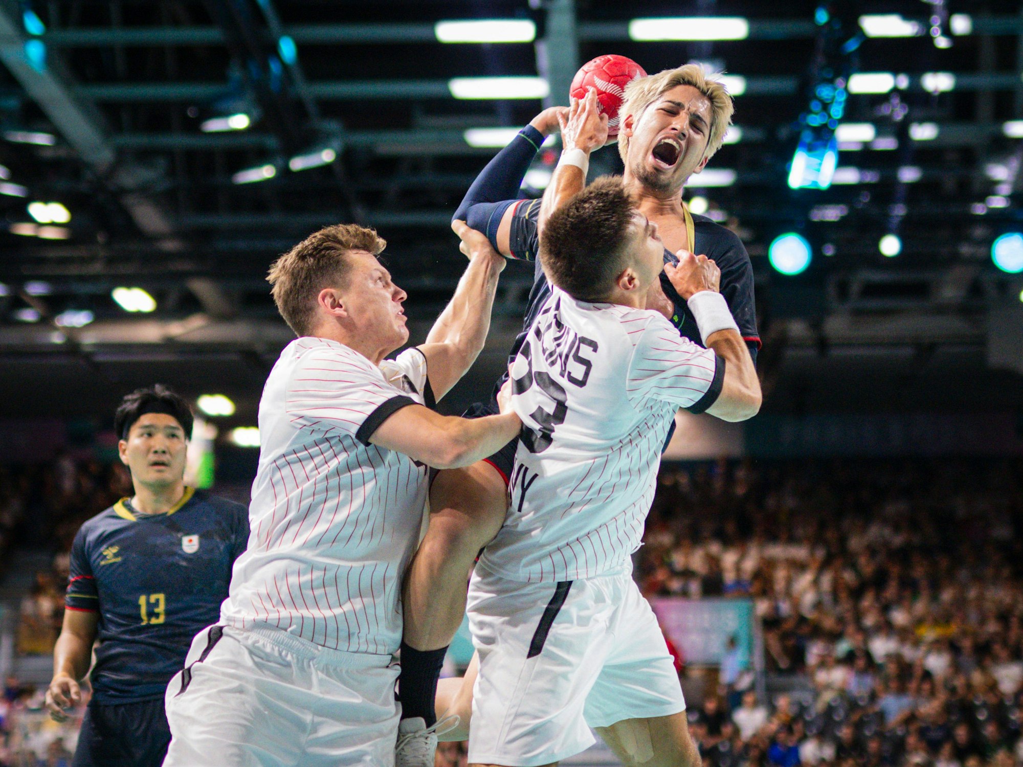 Adam Yuki Baig, Johannes Golla und Renars Uscins im Kampf um den Ball.