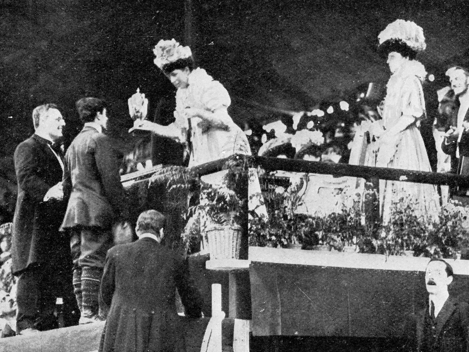 Königin Alexandra überreicht am 1. August 1908 den olympischen Siegerpokal an Dorando Pietri. Der Marathonläufer wurde jedoch nachträglich disqualifiziert.