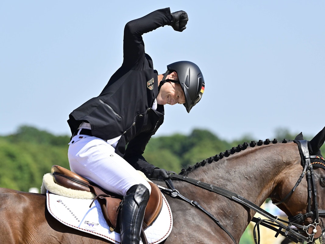 Michael Jung jubelt auf seinem Pferd Chipmunk.