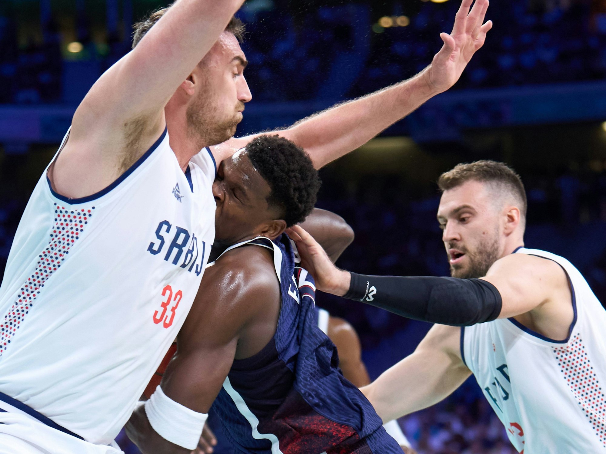 Nikola Milutinov im Kampf mit Anthony Edwards.