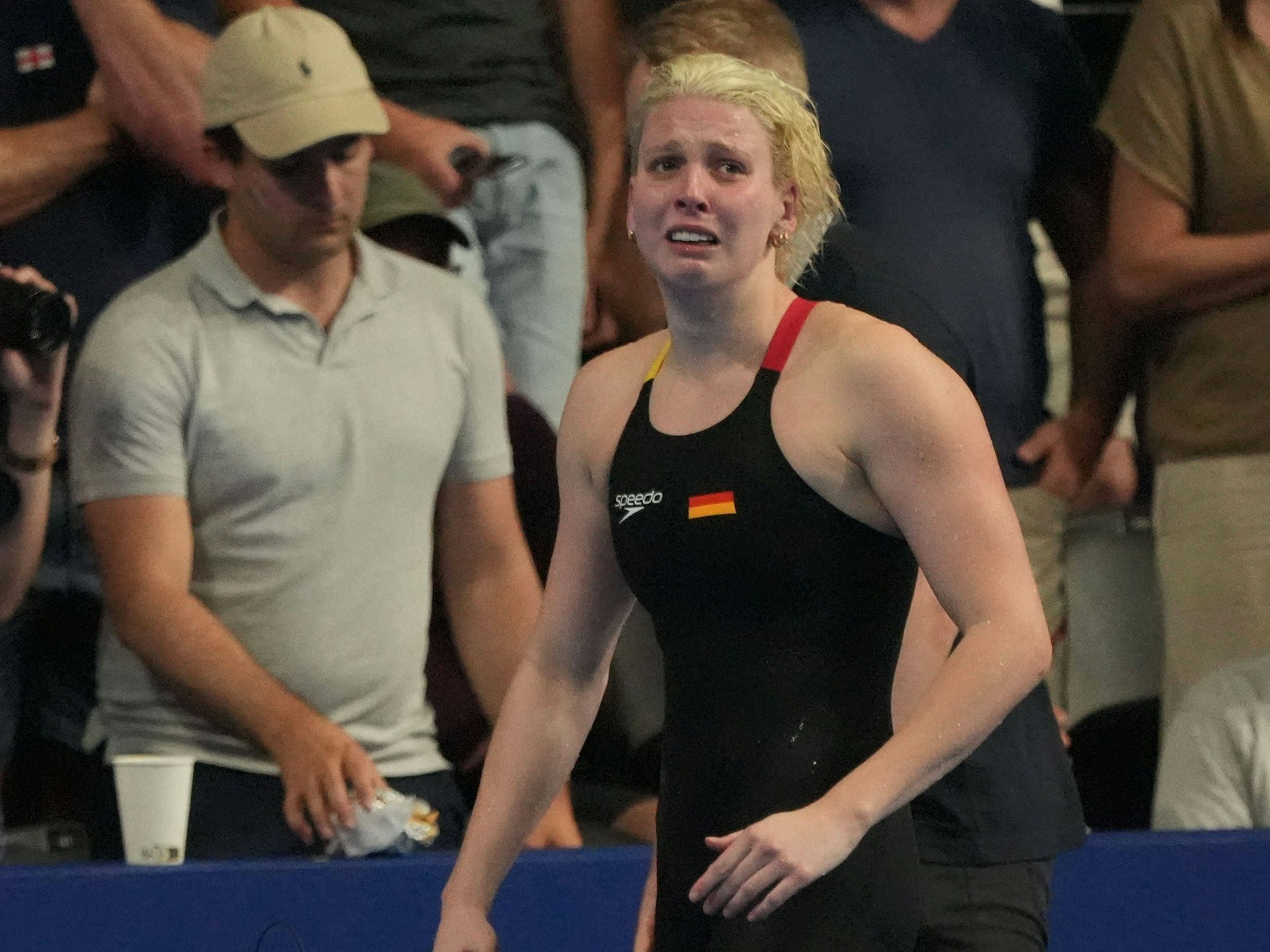 Angelina Köhler stieg nach ihrem Rennen weinend aus dem Becken.