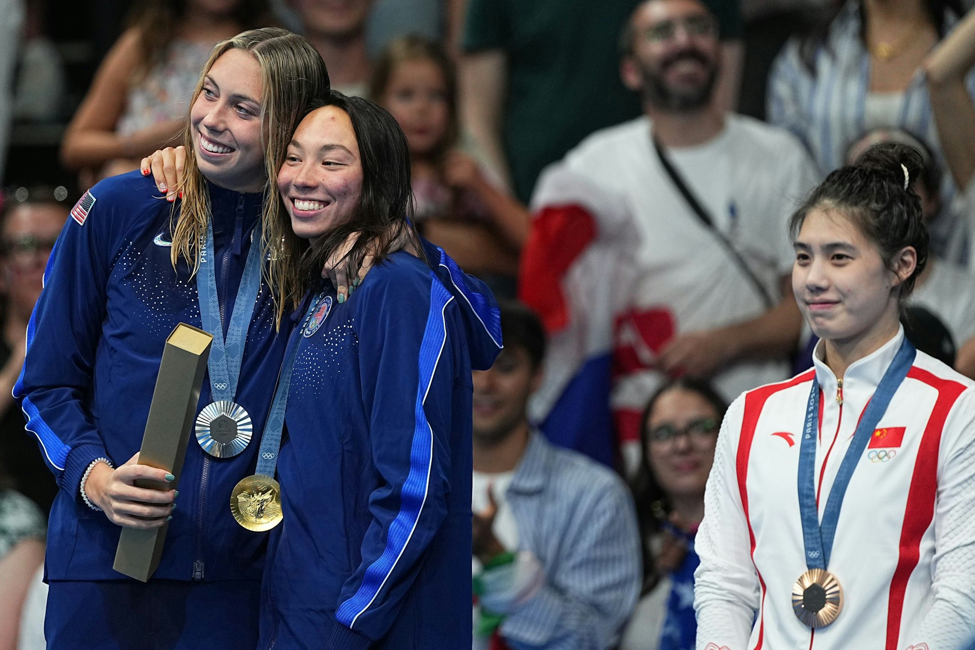 Die drei Medaillengewinnerinnen über 100 Meter Schmetterling: Torri Huske (M.) und Gretchen Walsh aus den USA, sowie die Drittplatzierte Zhang Yufei.