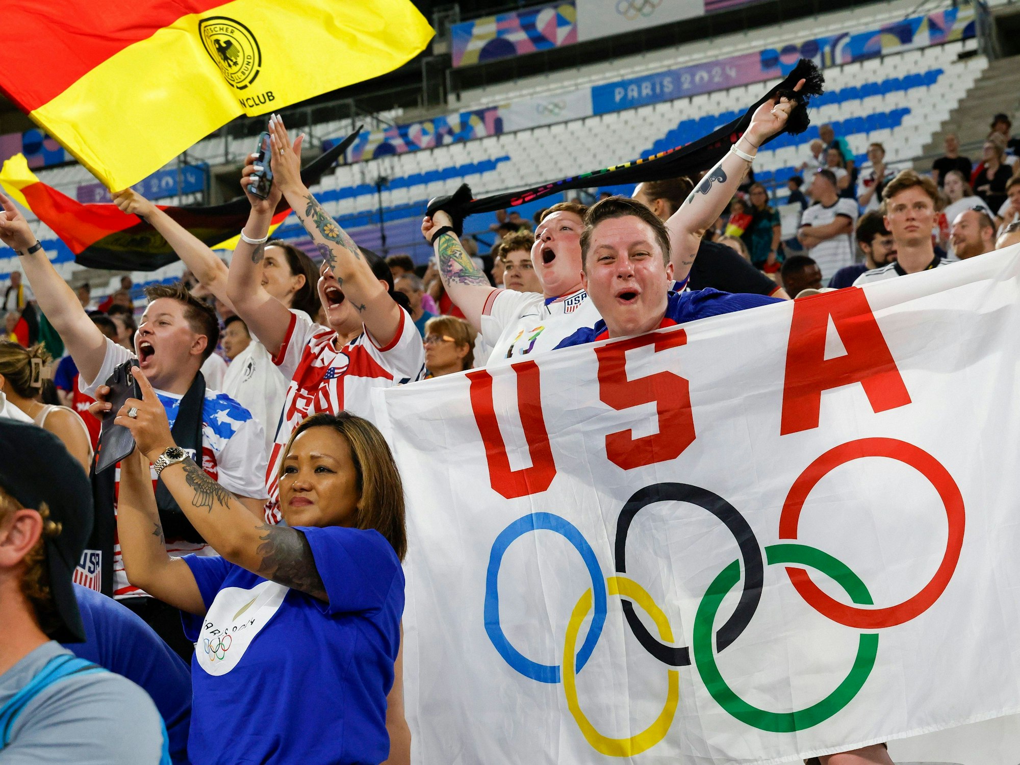 Fans aus den USA und aus Deutschland feiern im Stadion in Marseille.