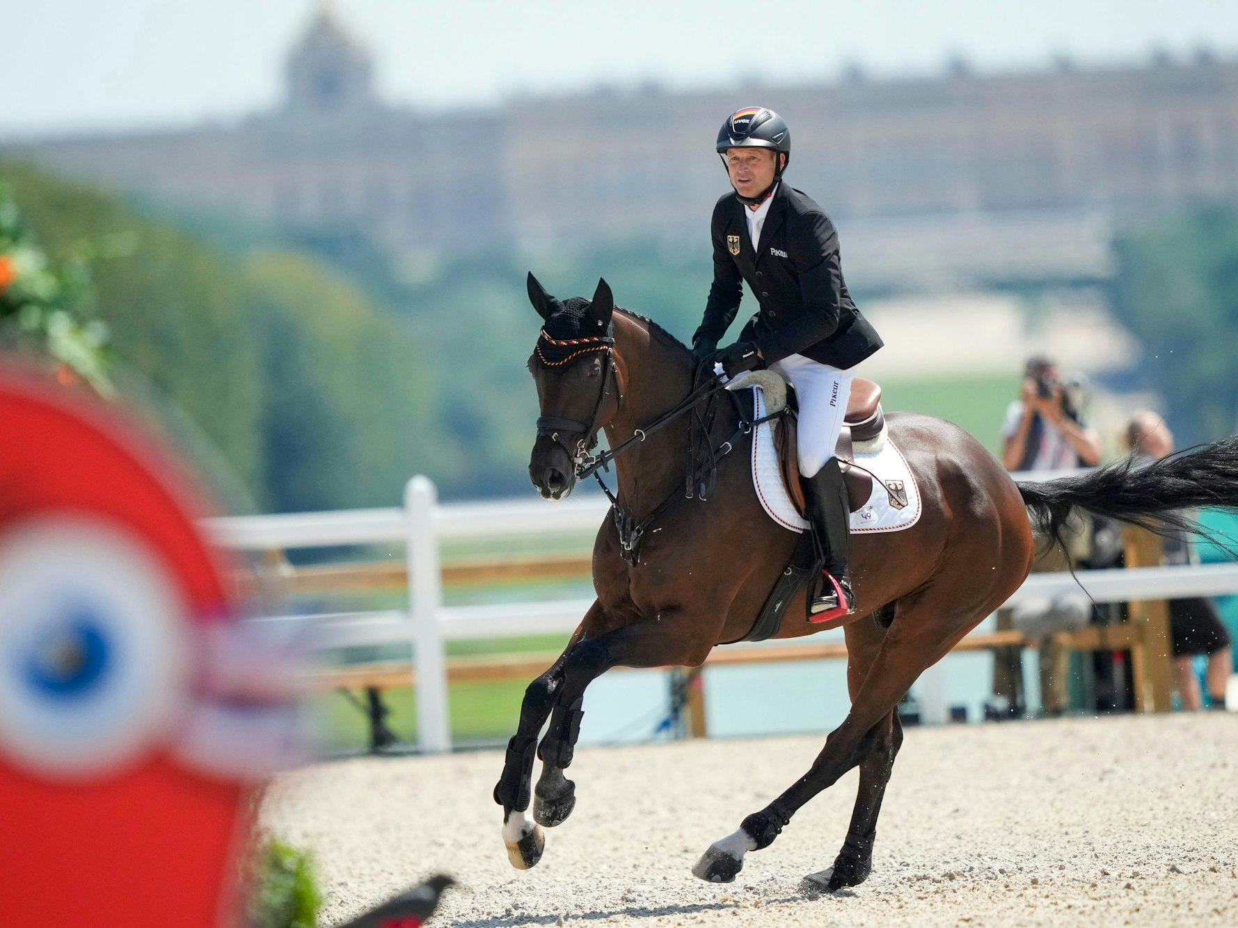 Michael Jung und Chipmunk beim Springreiten.