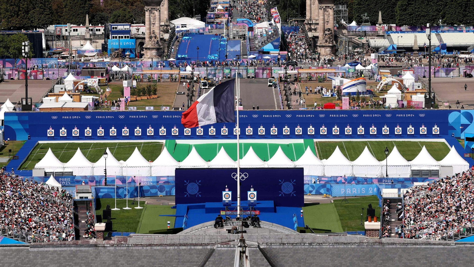 Der Blick auf die Esplanade des Invalides, Austragungsort der Olympia-Wettbewerbe im Bogenschießen in Paris.