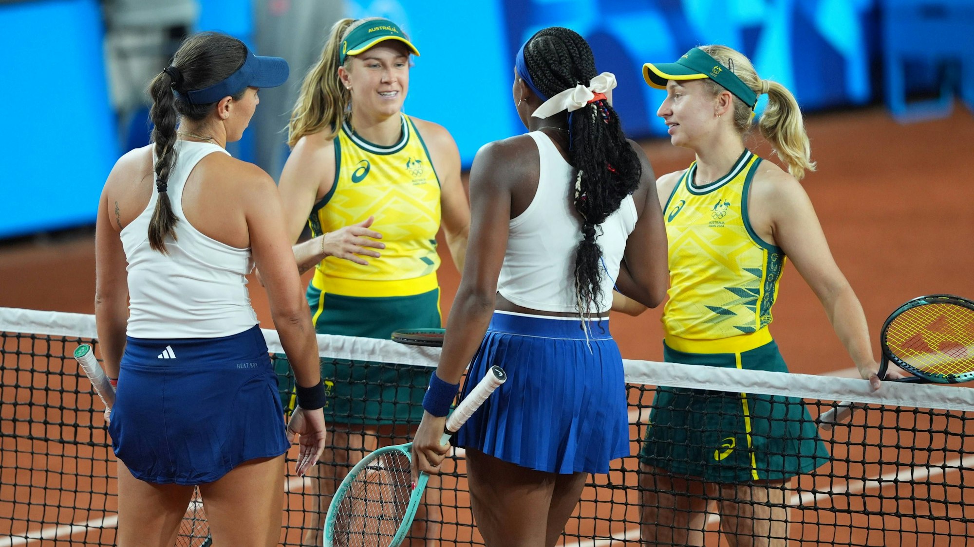Das australische Tennis-Duo Daria Saville (r.) und Ellen Perez beim Duell gegen Coco Gauff (v.r.) und Jessica Pegula aus den USA bei Olympia.