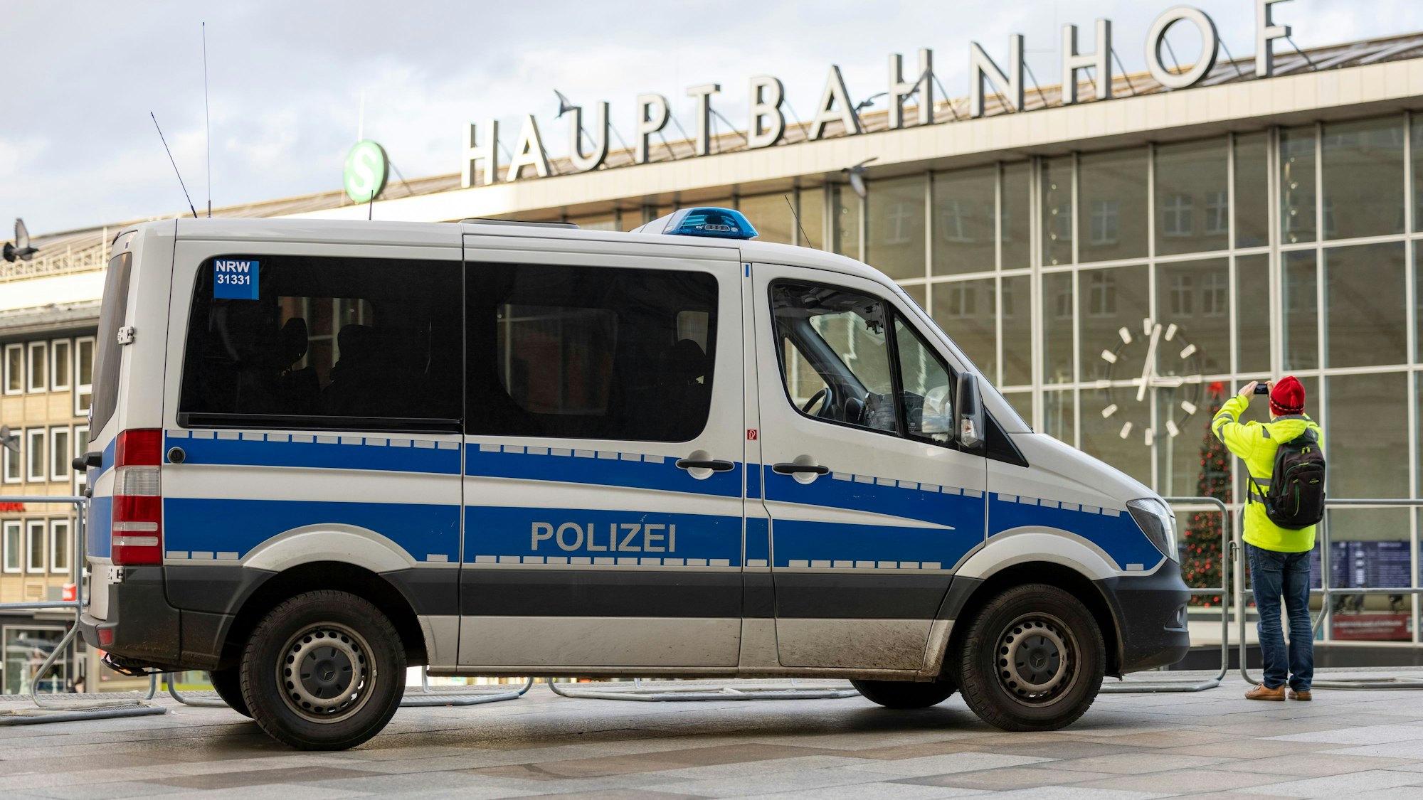 Vor dem Kölner Hauptbahnhof steht ein Polizeifahrzeug.