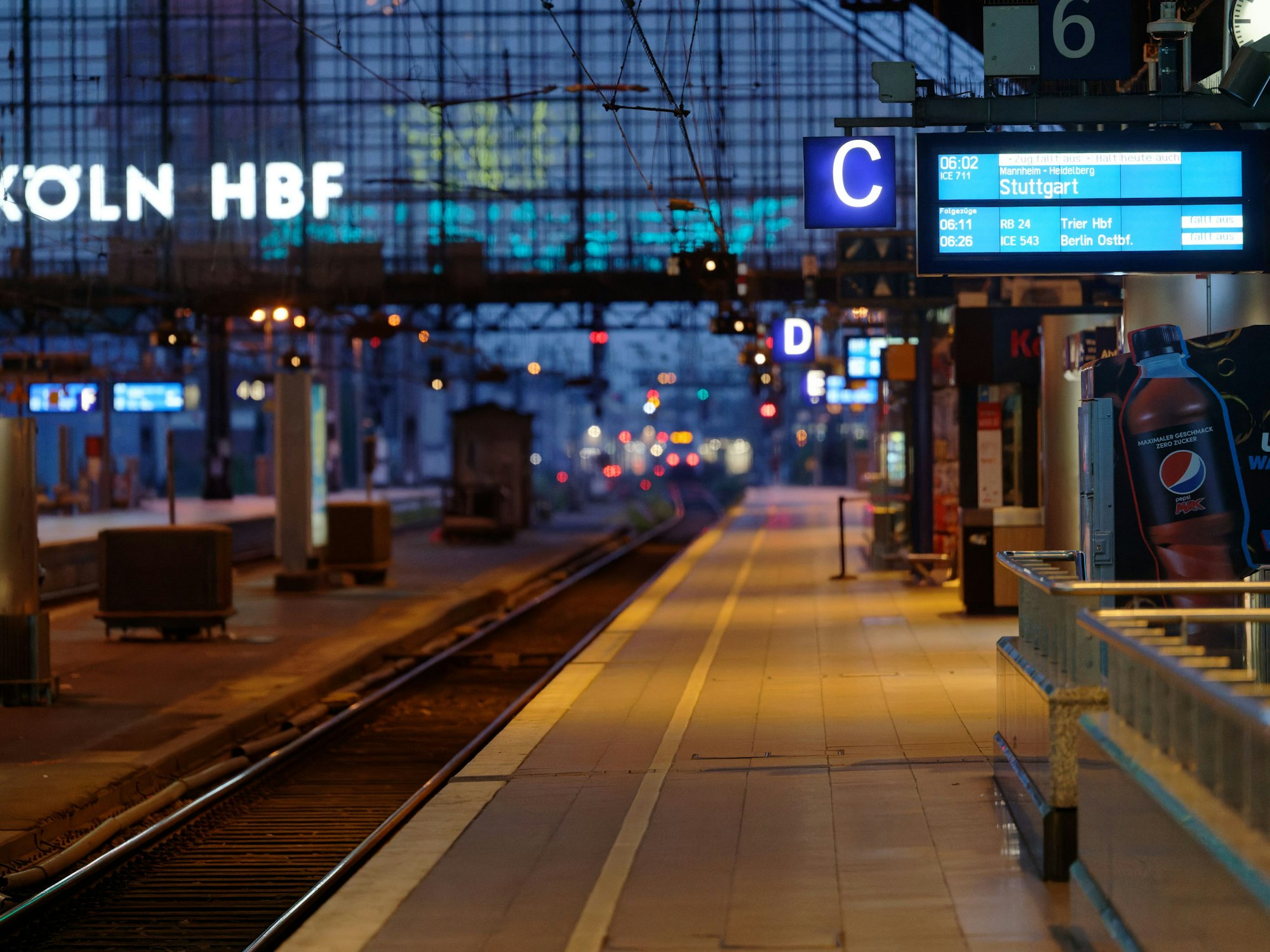 Der Kölner Hauptbahnhof bei einbrechender Dunkelheit.
