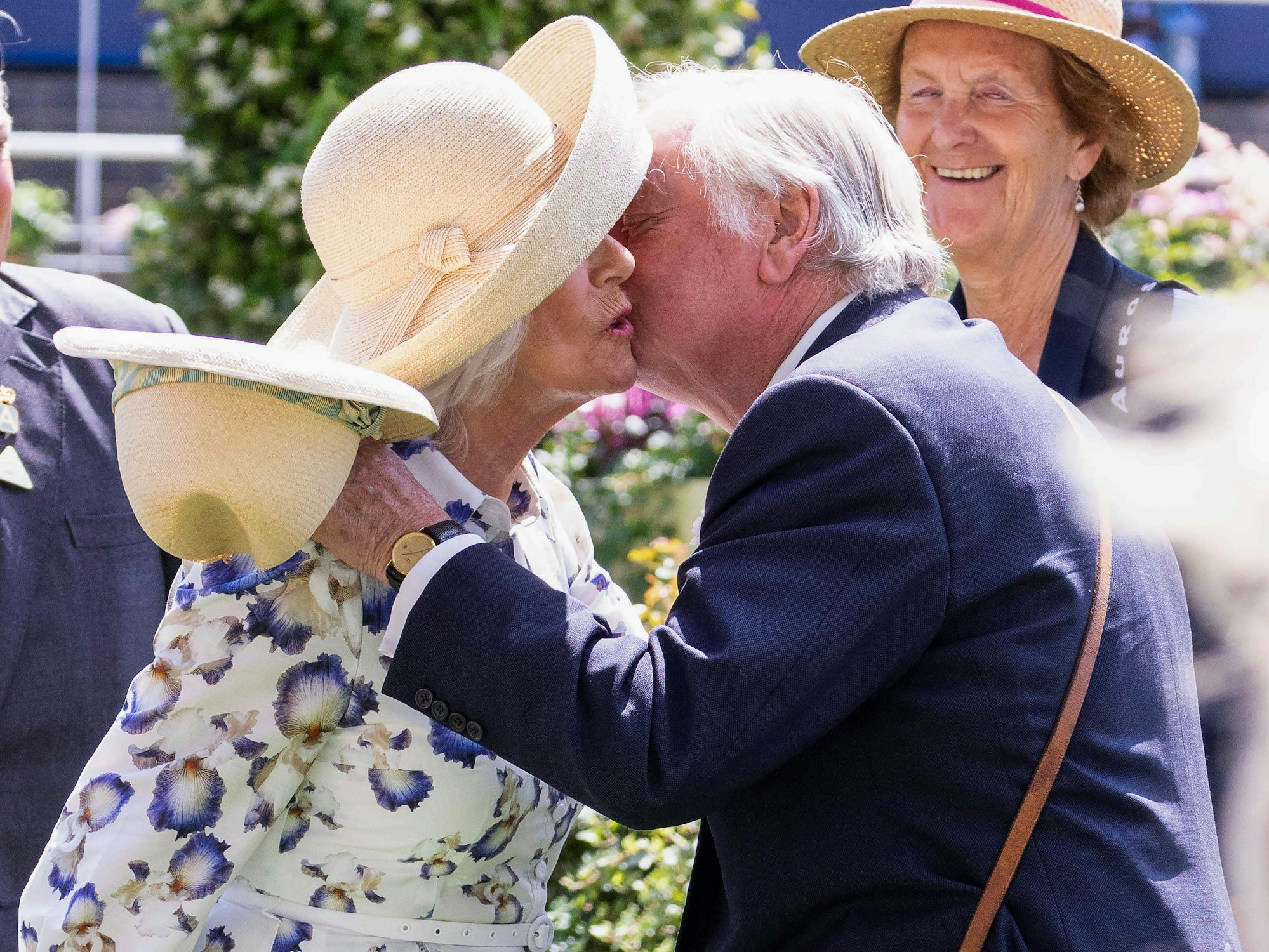 Küsschen vom Ex: Andrew Parker-Bowles begrüßt Königin Camilla am 27. Juli 2024 in Ascot mit einem Wangenküsschen. Beide waren 22 Jahre miteinander verheiratet und haben zwei gemeinsame Kinder.