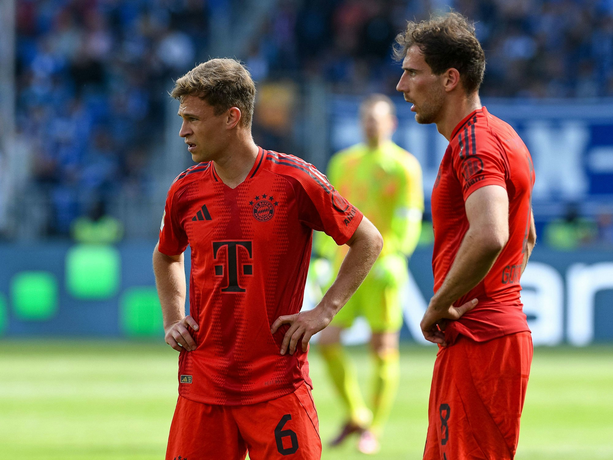Joshua Kimmich im Gespräch mit seinem Teamkollegen Leon Goretzka.