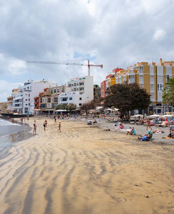 Am Strand von Teneriffa (hier ein Abschnitt am 22. April 2024) wurden Bakterien gefunden – nun herrscht Badeverbot.