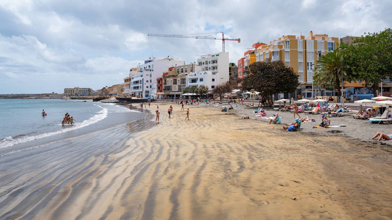 Am Strand von Teneriffa (hier ein Abschnitt am 22. April 2024) wurden Bakterien gefunden – nun herrscht Badeverbot.