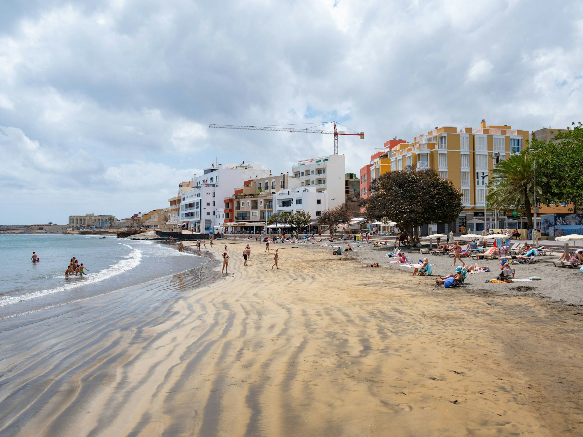 Am Strand von Teneriffa (hier ein Abschnitt am 22. April 2024) wurden Bakterien gefunden – nun herrscht Badeverbot.