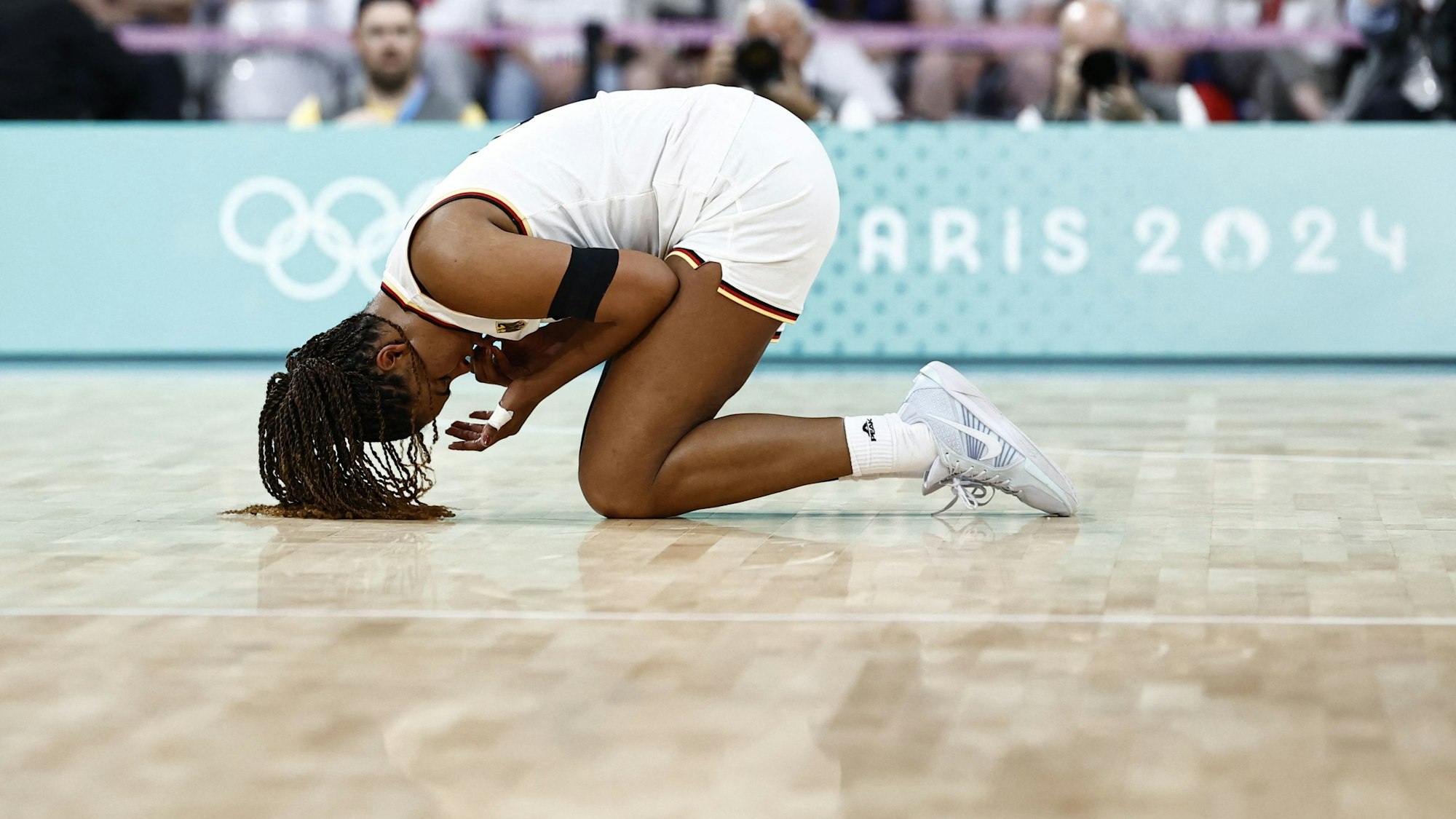 Nyara Sabally kniet verletzt am Boden.