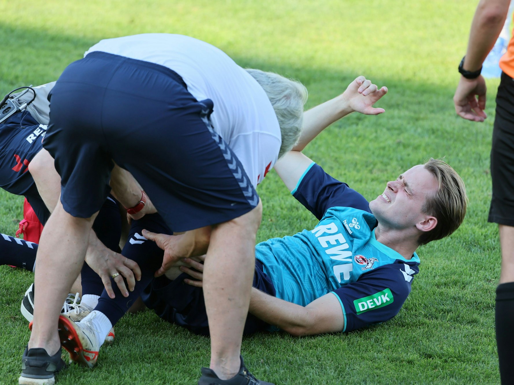 Jacob Christensen liegt verletzt am Boden.