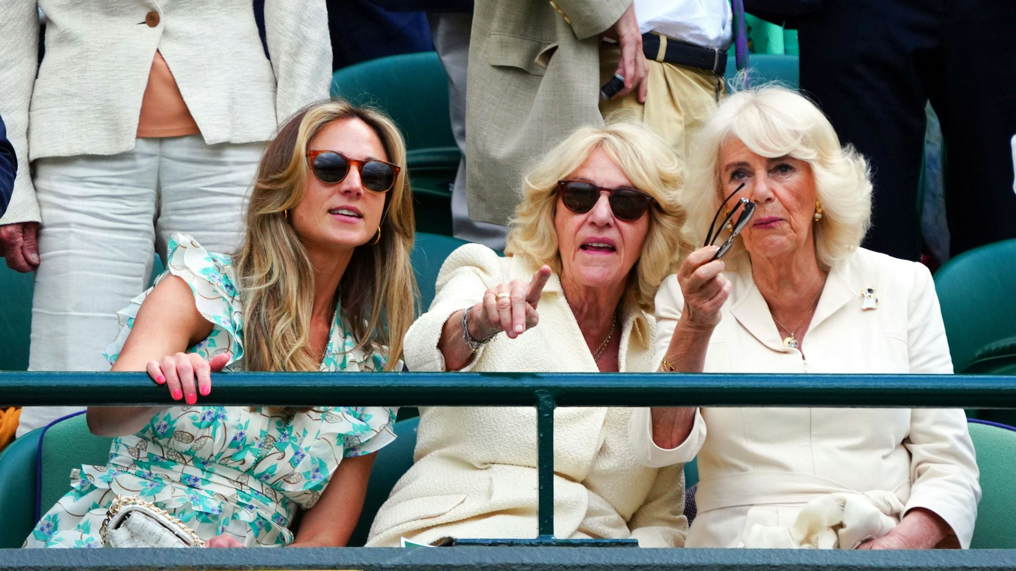 Harriet Sperling, Annabel Elliot und Königin Camilla schauen am 10. Juli 2024 ein Tennismatch in Wimbledon.