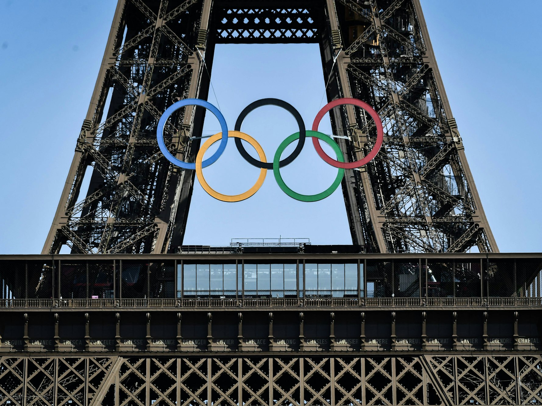 Die olympischen Ringe am Eiffelturm in Paris.