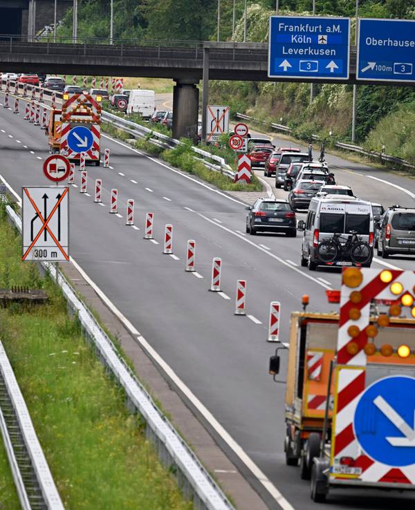 Autos und Lastwagen stehen am Leverkusener Kreuz im Stau.