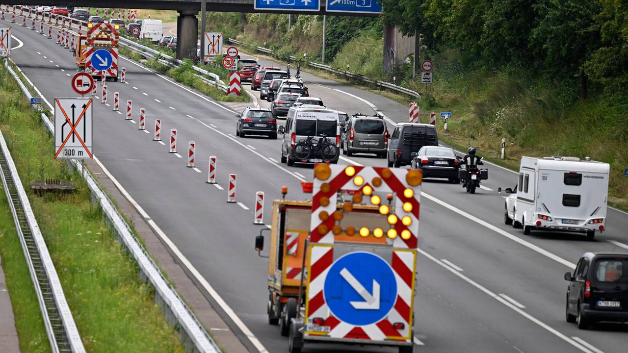 Autos und Lastwagen stehen am Leverkusener Kreuz im Stau.
