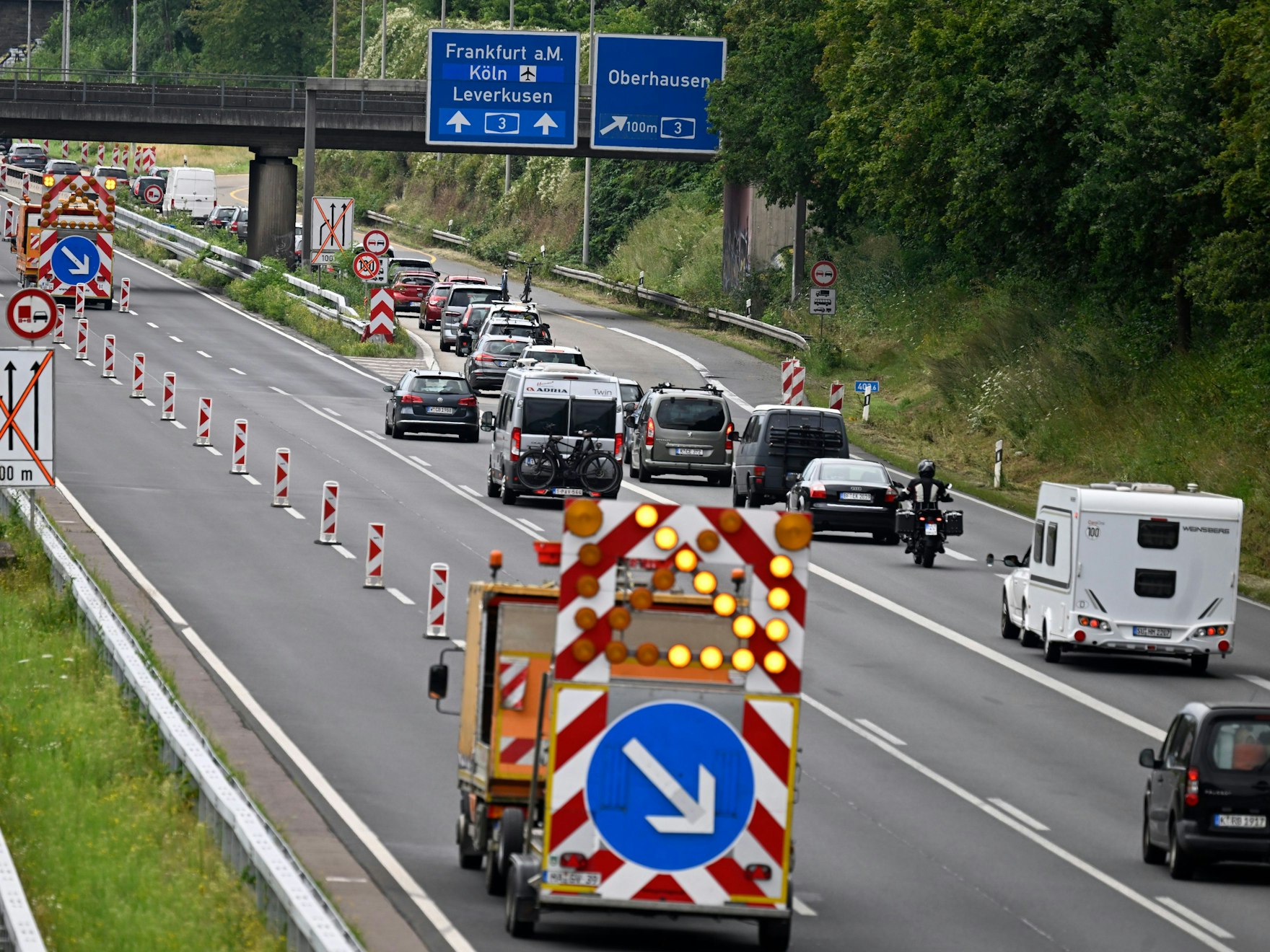 Autos und Lastwagen stehen am Leverkusener Kreuz im Stau.